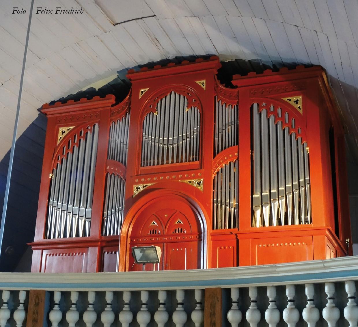 Orgel in rotbraunem Farbton nach Wiederweihe