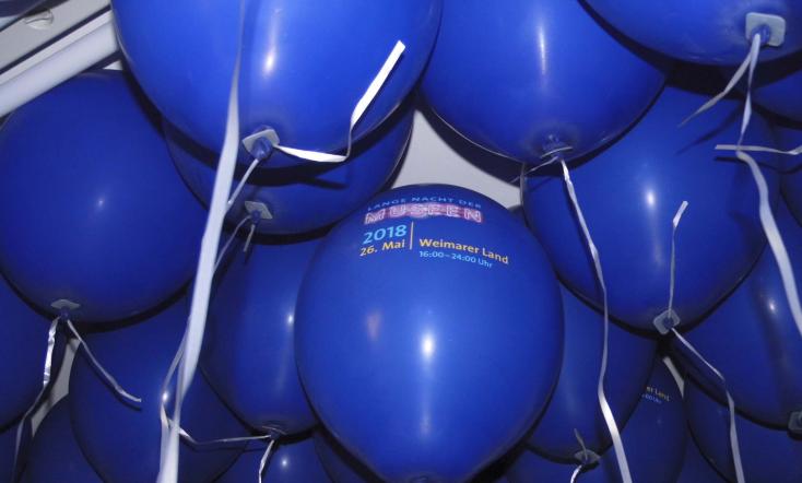 Blaue Luftballons schweben an der Decke