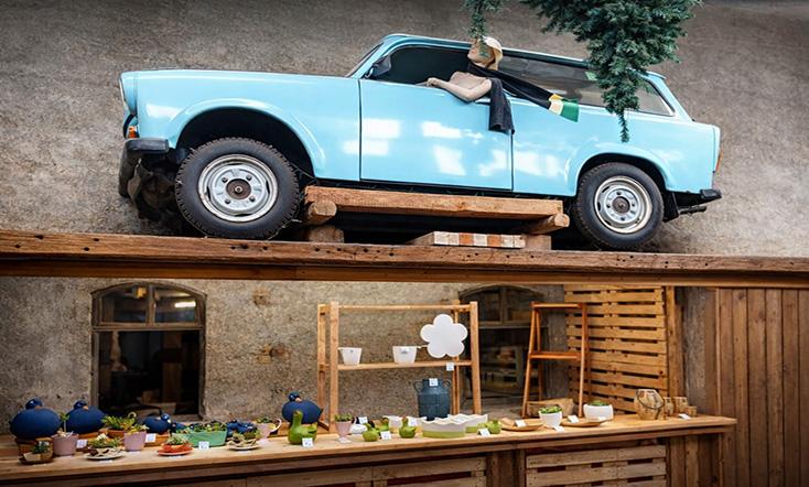 Trabant auf einen Schrank im Innenbereich