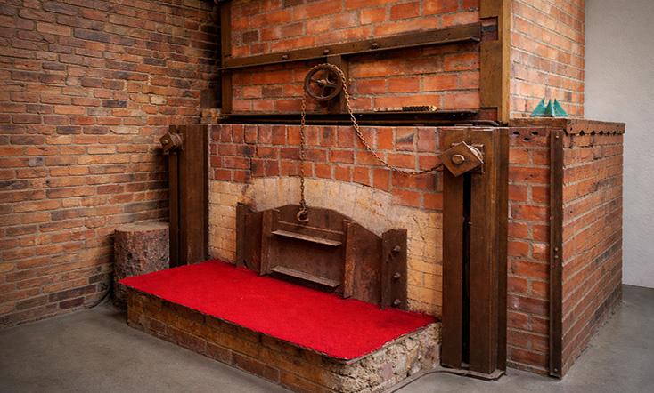 Alter Backofen im Backsteingebäude