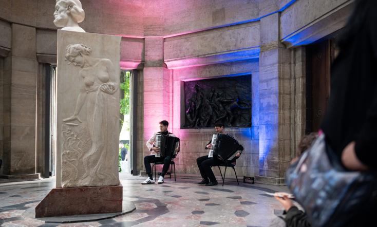 Das Duo con:trust bei einem Auftritt im Ernst-Abbe-Denkmal