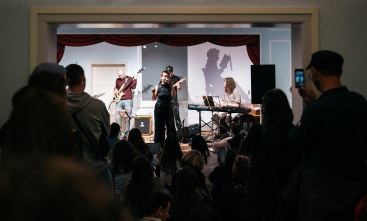 Die Band SÍNCO bei ihrem Auftritt im Romantikerhaus