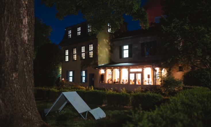 Blick auf Schillers Gartenhaus bei Nacht
