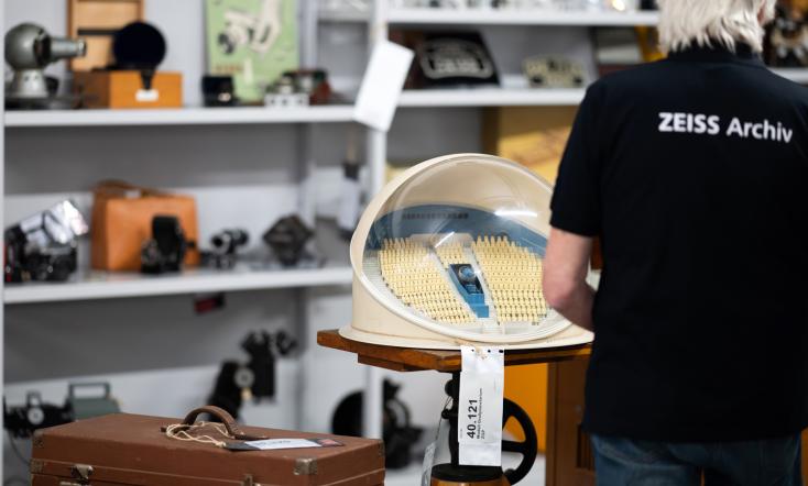 Bei einer Führung im Gerätedepot des ZEISS-Archivs