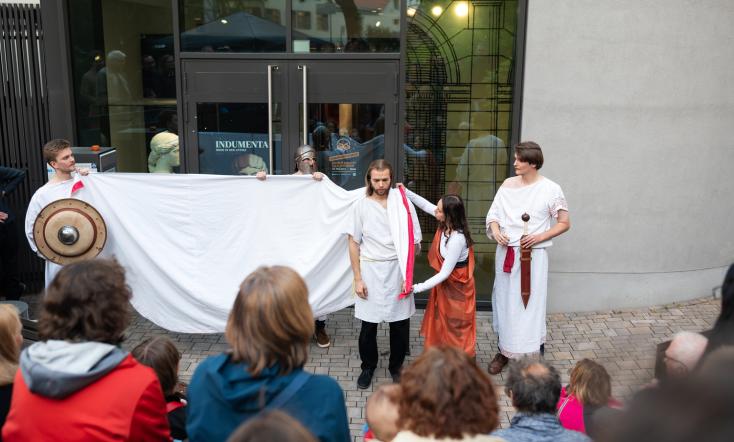 Schauspielgruppe AktEins bei einem Auftritt vor der Antikensammlung