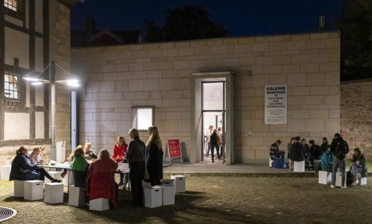 Design-Werkstatt vor der Galerie Waidspeicher