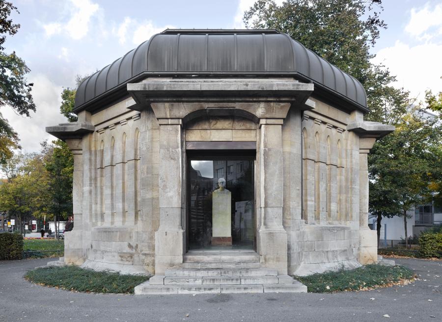 Das Ernst-Abbe-Denkmal von außen