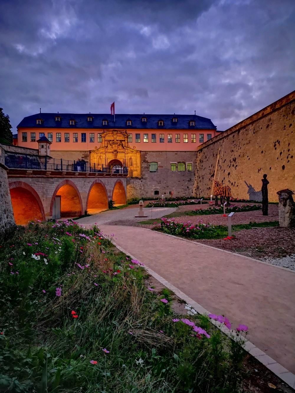 Ansicht Zitadelle Petersberg am Abend