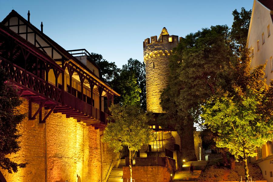 Blick auf Stadtmauer und Pulverturm