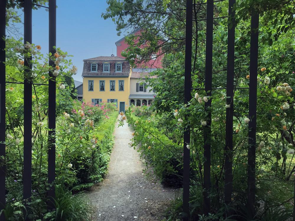Blick durch den Garten auf Schillers Gartenhaus