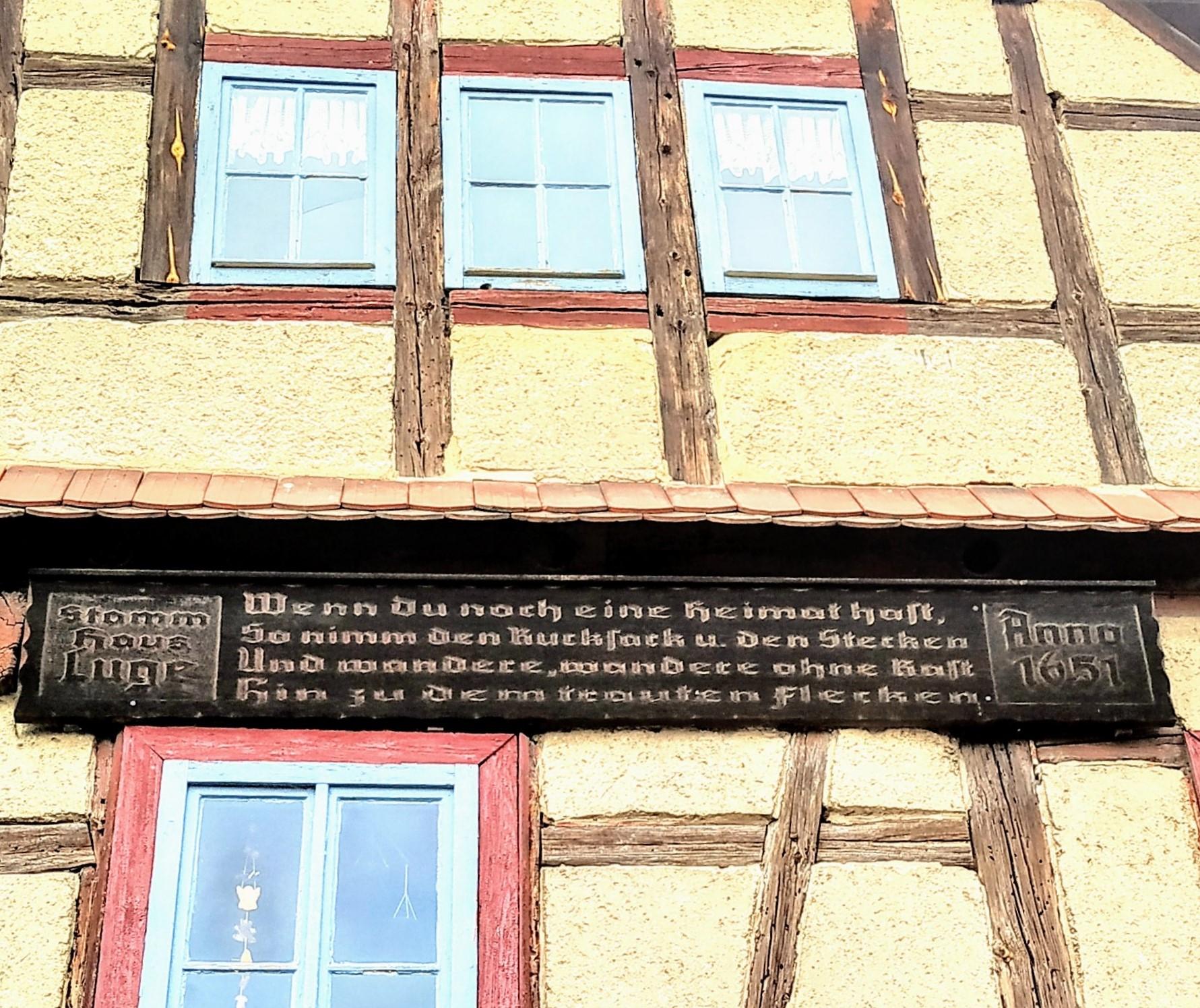 Blick auf die Fassade mit dem Spruch zum Haus