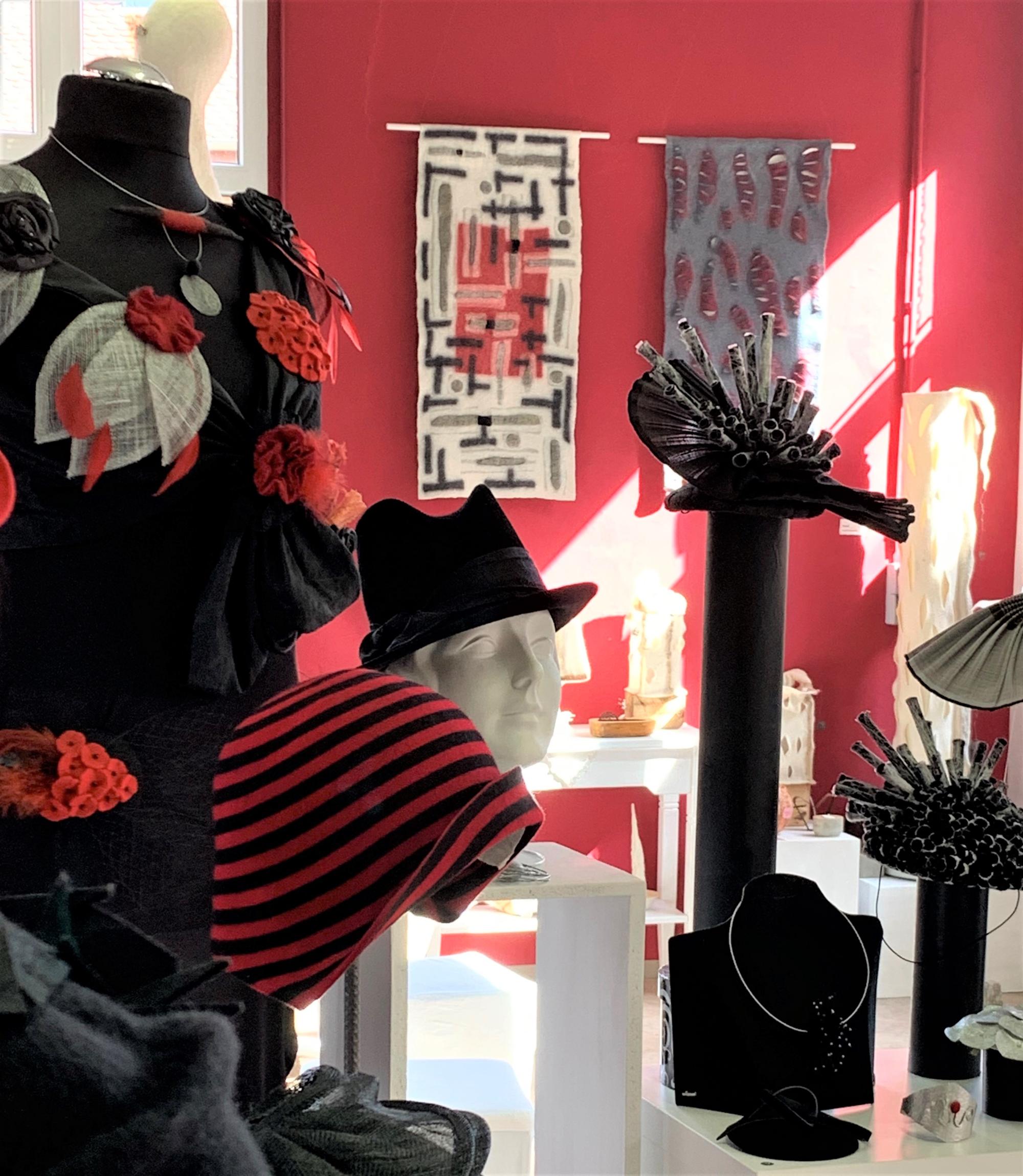 Atelier Blick ins Atelier mit vielen Hutunikaten und Textilcollagen - Grundfarbe rot