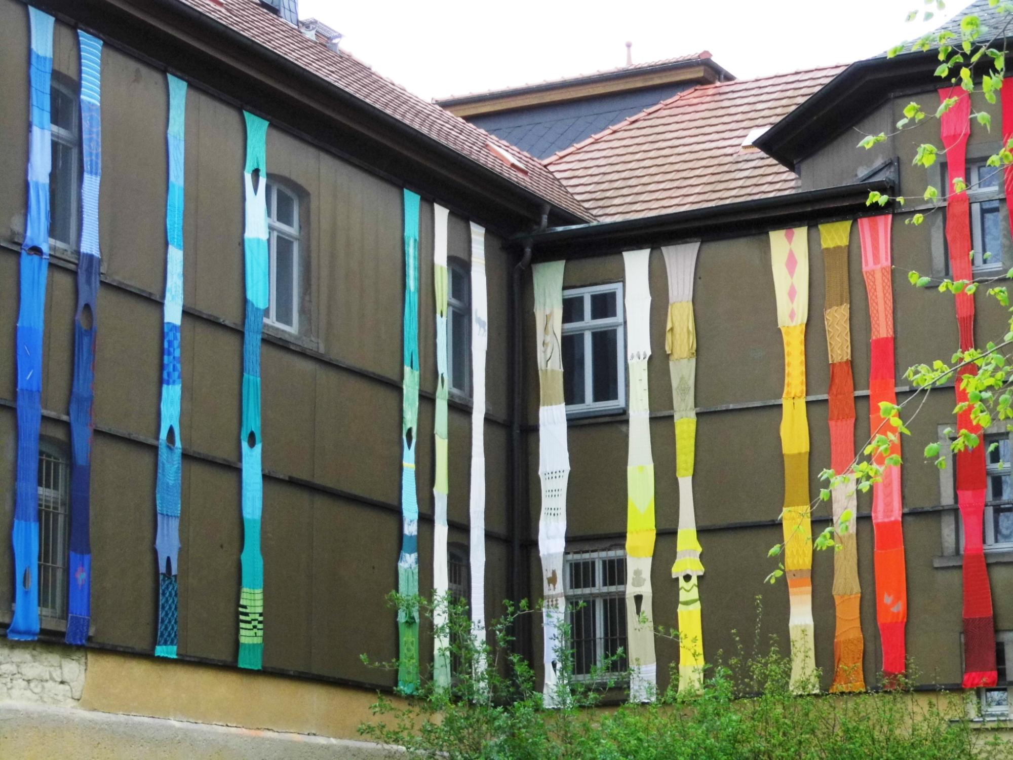 Bunte Strickbahnen am GlockenStadtMuseum
