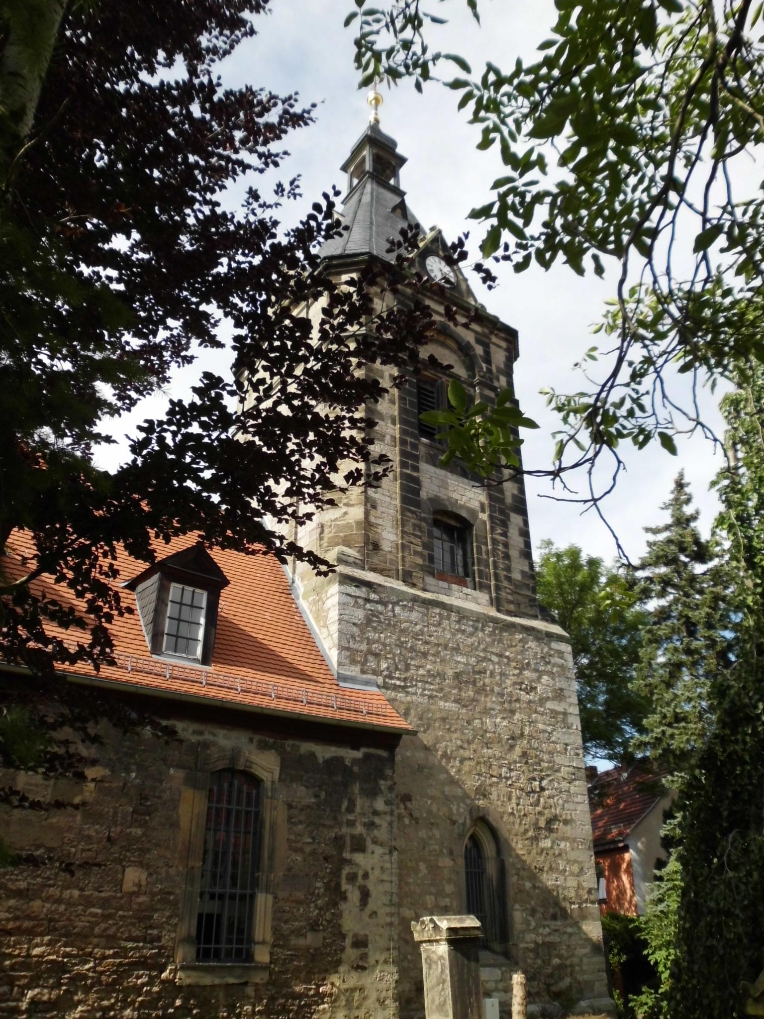 Kirche vom Friedhof aus gesehen