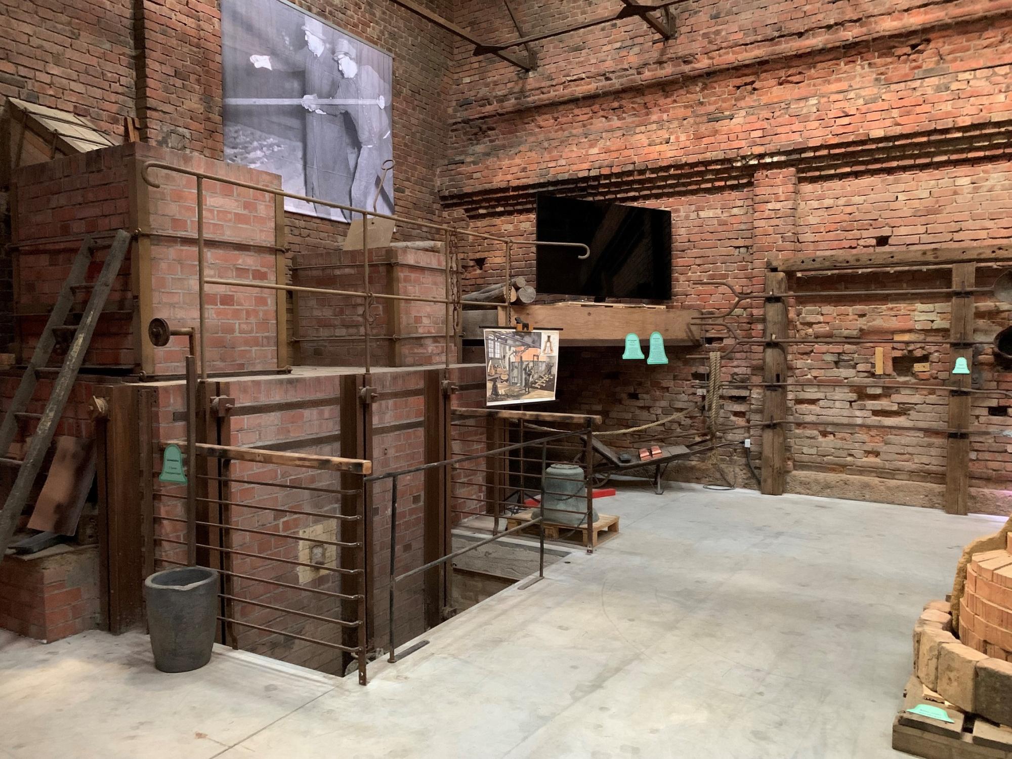 Alte Gießerei - Gießerhalle - Fotograf: VBK Blick in die Gießerhalle mit Glockenofen und Formen